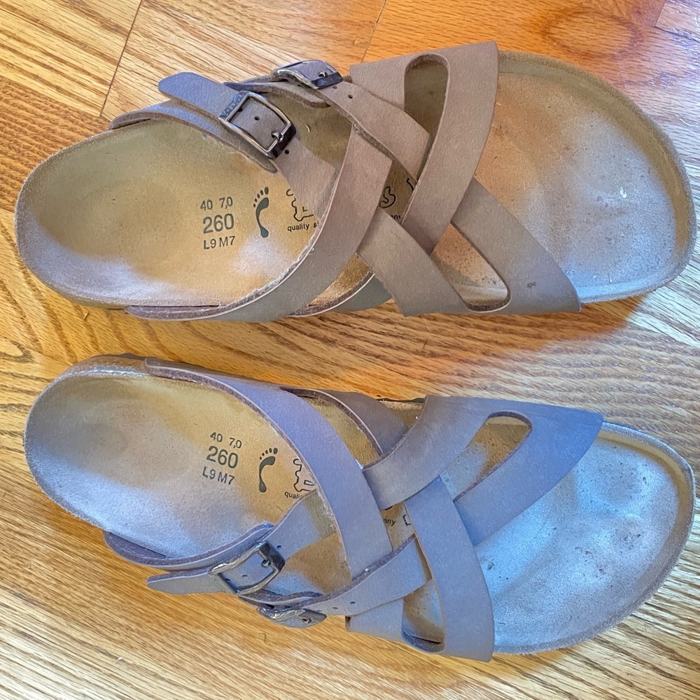 Awesome Birkenstock Birki’s sandals, Wmns size 9, Mens size 7, mushroom color